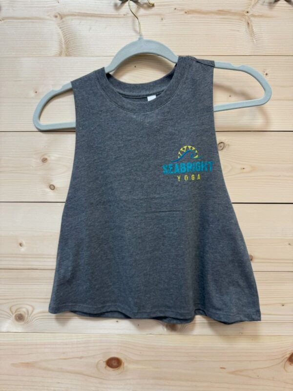 A gray tank top with the words " california 1 9 8 0 ".