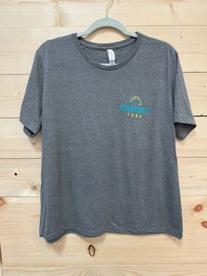 A gray t-shirt with the words " surf life " on it.